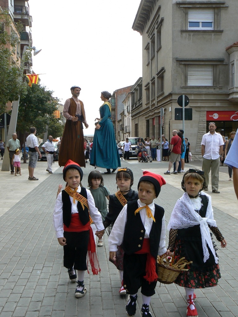 La cercavila a Calaf amb els hereuets i pubilletes