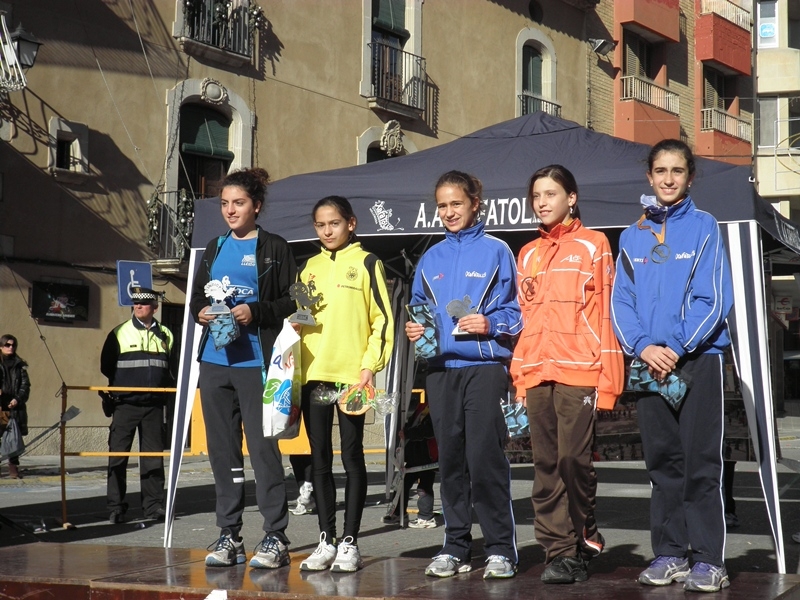 Paula Blasco al podi amb altres atletes de la categoria infantil