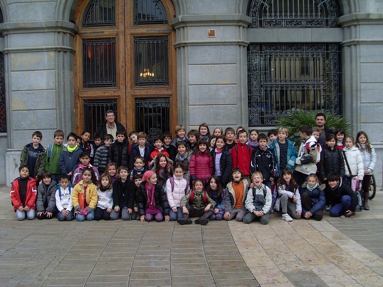 Els alumnes de 3r de primària, davant l'Ajuntament d'Igualada