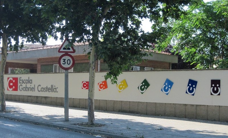 Renovada façana, amb el nou logo