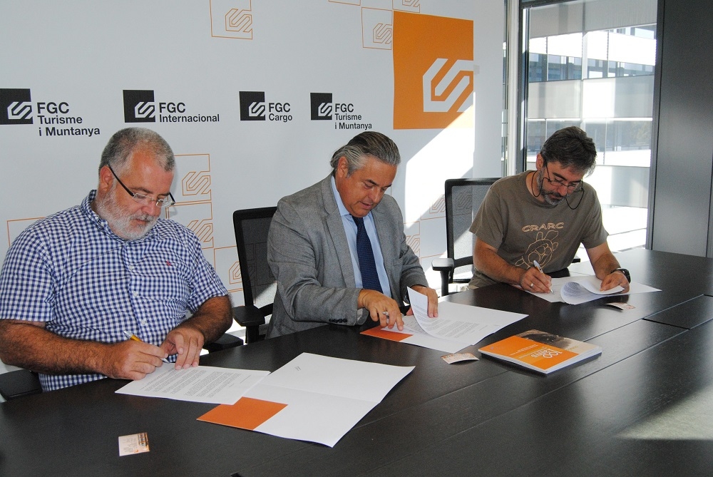 El president de Ferrocarrils de la Generalitat de Catalunya (FGC), Enric Ticó, l’alcalde de Masquefa, Xavier Boquete, i el representant del Centre de Recuperació d’Amfibis i Rèptils de Catalunya Joaquim Soler signen un conveni de col·laboració