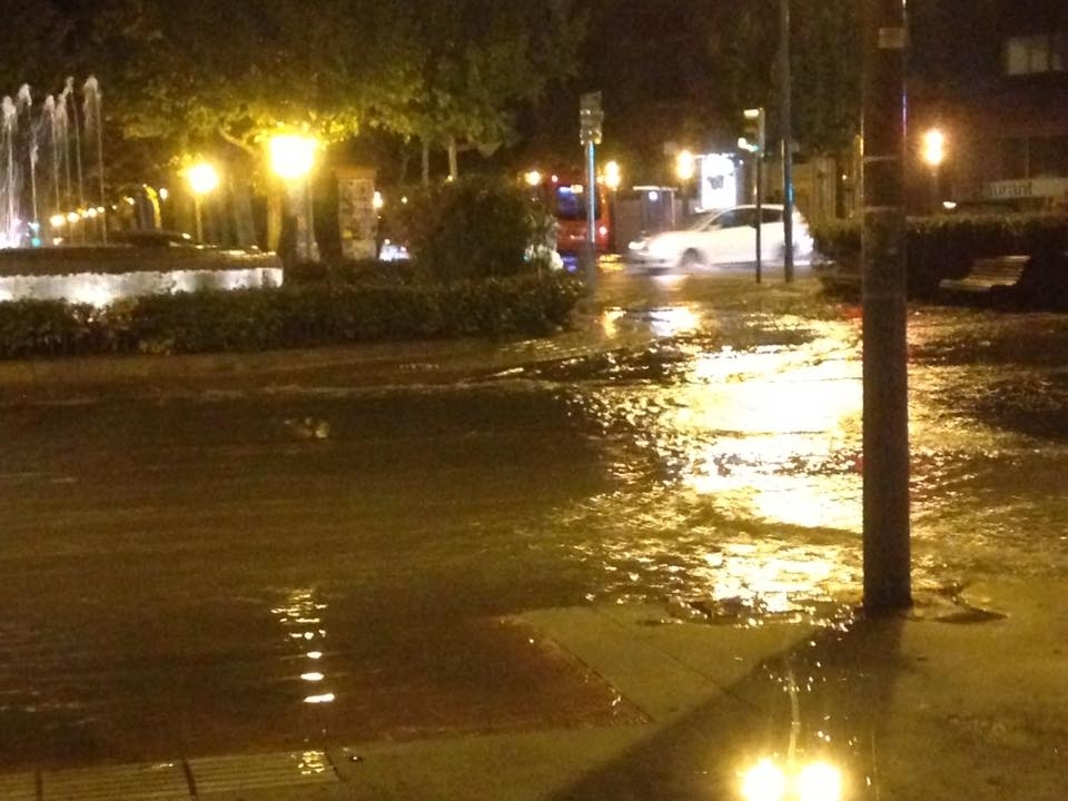 El Passeig la nit de dijous, inundat FOTO: E. Vilches