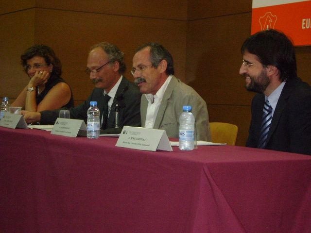 Antoni Dalmau, acompanyat del director de la Universitat Ramon Llull, l'alcalde i la regidora d'educació, en la inauguració de la Universitat