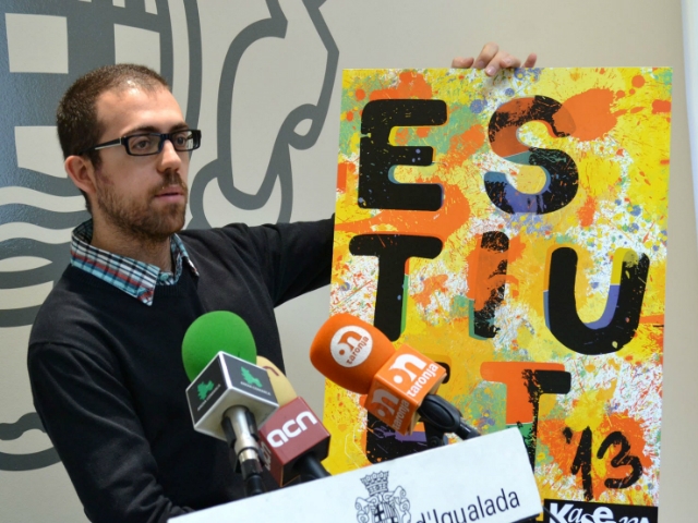Joan Requesens mostrant el cartell de l'Estiuet