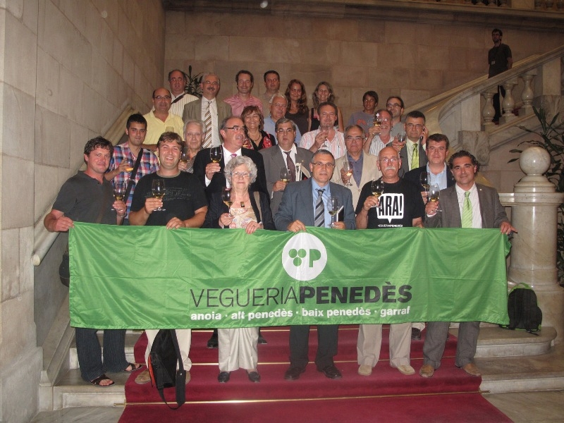 Representants del territori han celebrat la notícia amb un brindis