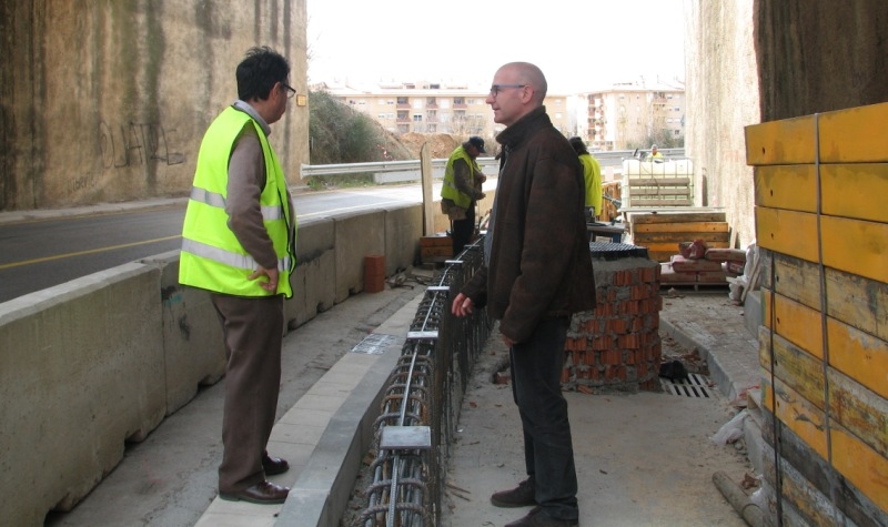 El regidor Jordi Madrid, visitant les obres