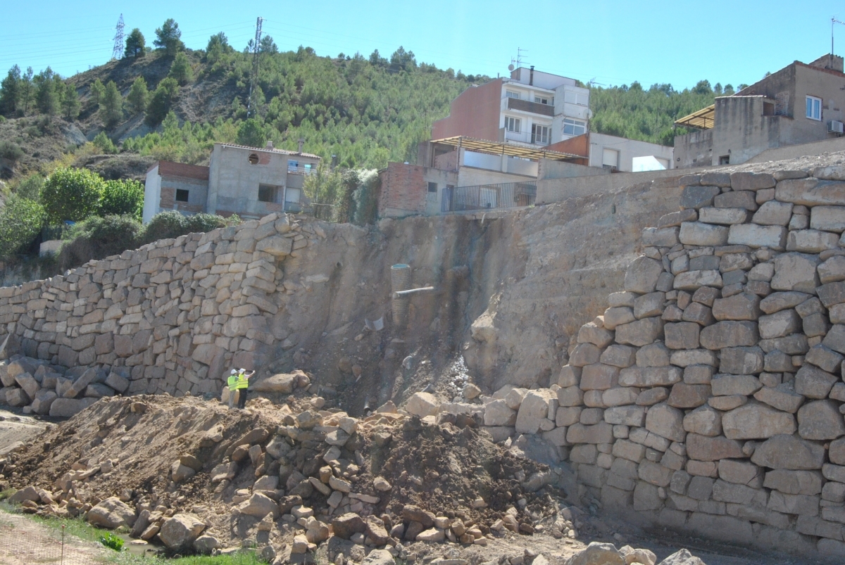 El mur, ahir al migdia, amb l'arquitecte municipal fent un cop d'ull