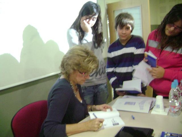 L'escriptora Maria Enrich dedicant el seu llibre als alumnes de l'Institut Montbui
