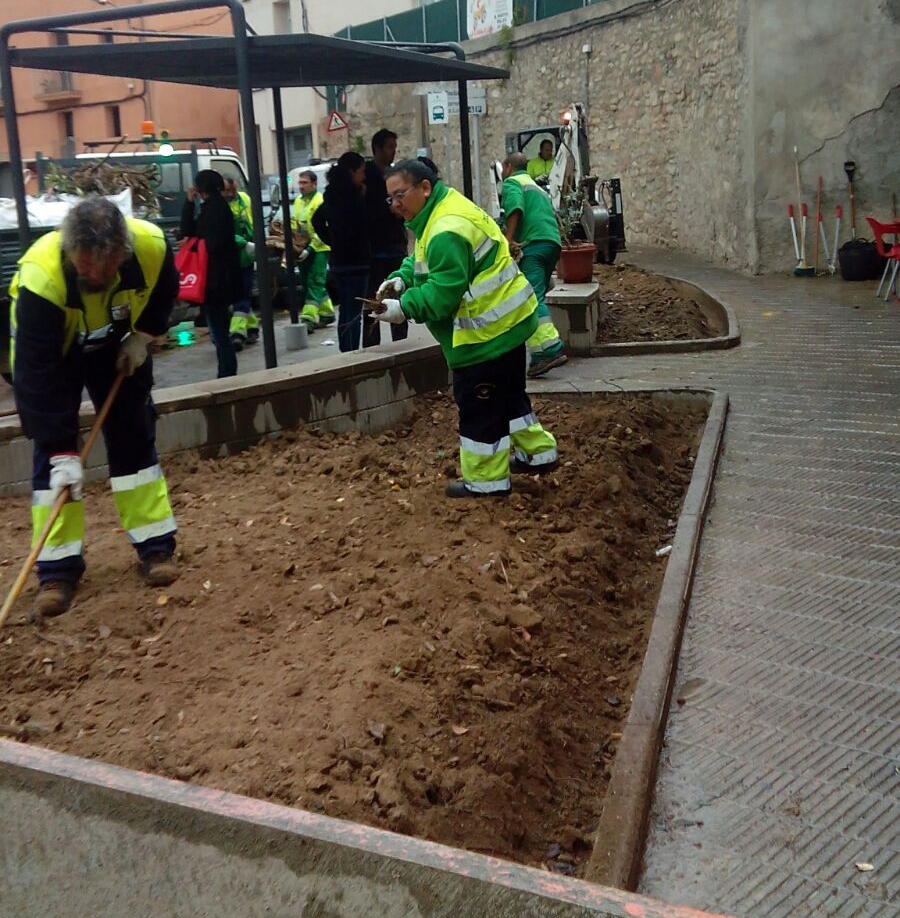 Els treballadors, en un dels accessos al municipi