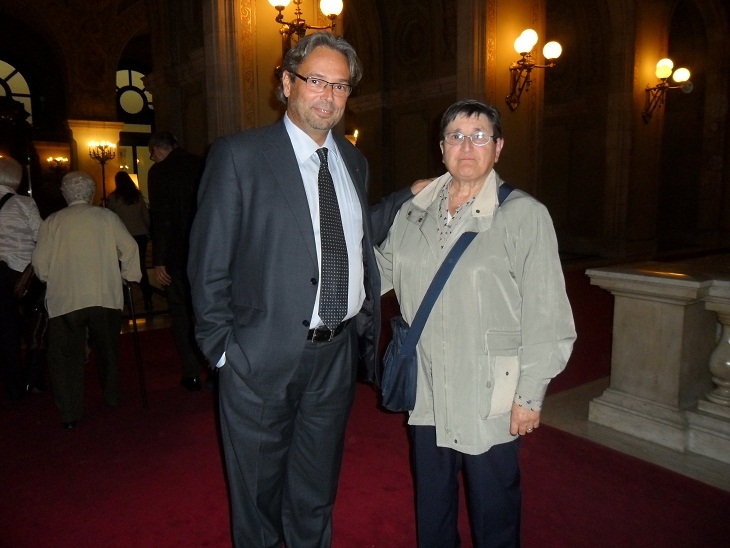Ernest Benach amb una de les visitants al Parlament