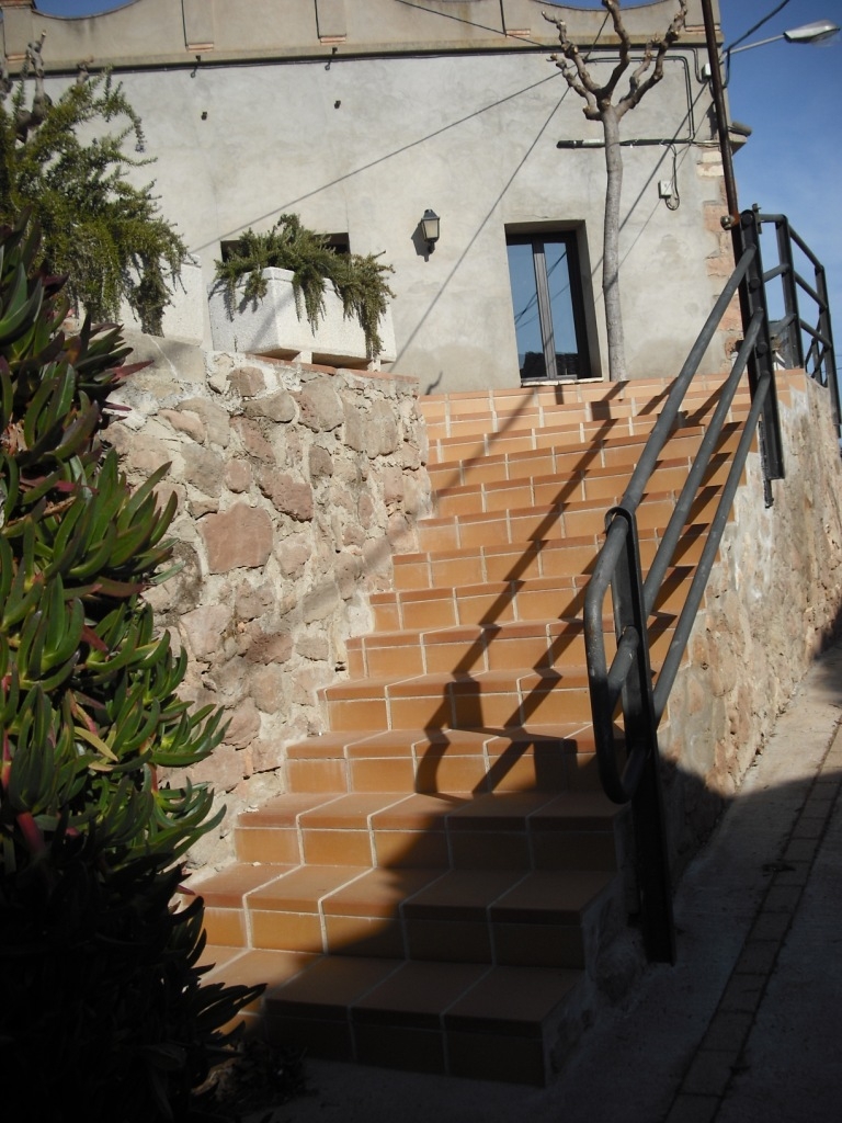 Escales d'accés al Centre Agrícola de Sant Genís