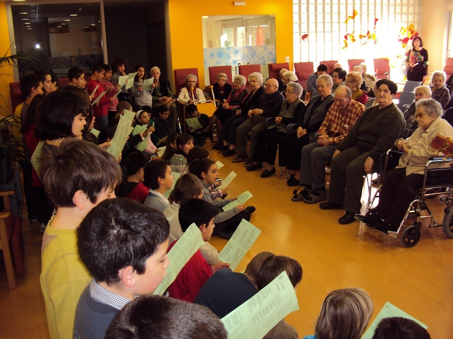 Els alumnes de 5è dels Maristes varen visitar els avis de la residència Pare Vilaseca