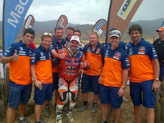 Viladoms al final del Dakar, acompanyat del seu equip