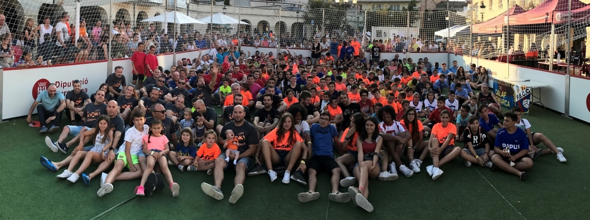 Foto de família, amb l'alcalde calafí al costat dels equips vencedors i reconeguts de les diferents categories