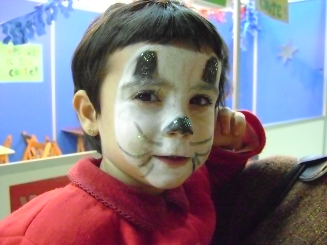 Petits i grans canvien de cara al taller de maquillatge