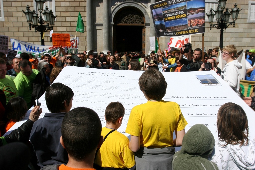 Els nens han entregat una postal gegant a la Generalitat