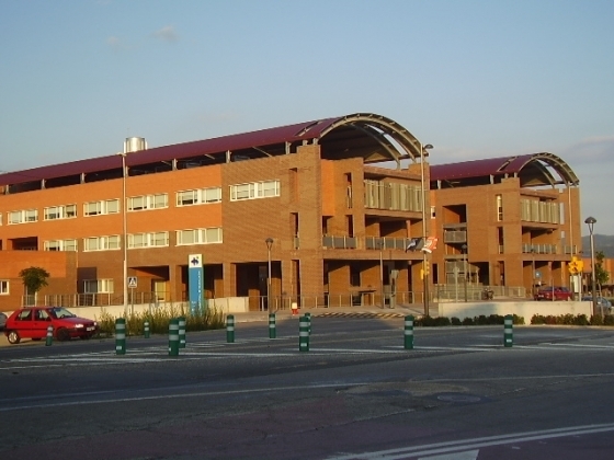 El centre hospitalari, vist des de la banda sud de l'Avinguda Mestre Muntaner