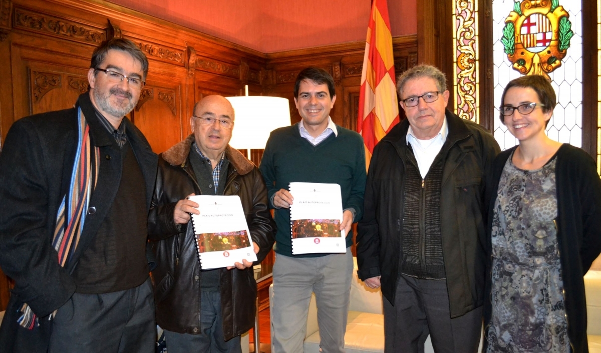 Els representants de la ciutat i la Diputació, amb el document
