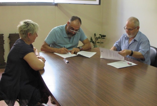 L'alcalde Jordi Badia, al centre, en la signatura del conveni