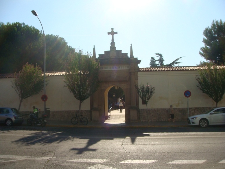 Porta d'entrada al cementiri per l'avinguda Pau Casals