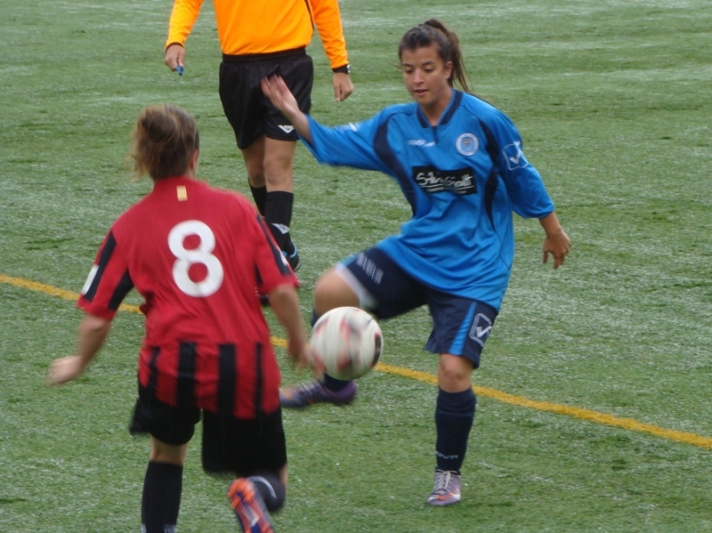 La Jèssica controlant la pilota davant una rival