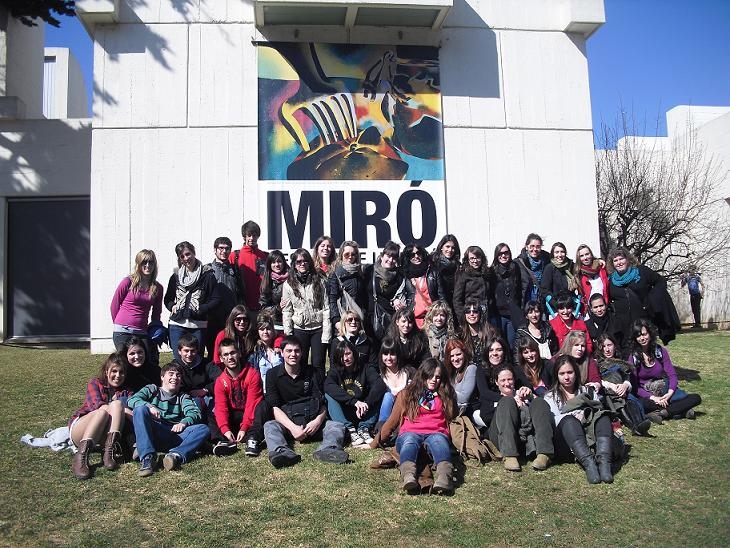 Els alumnes davant la Fundació Miró