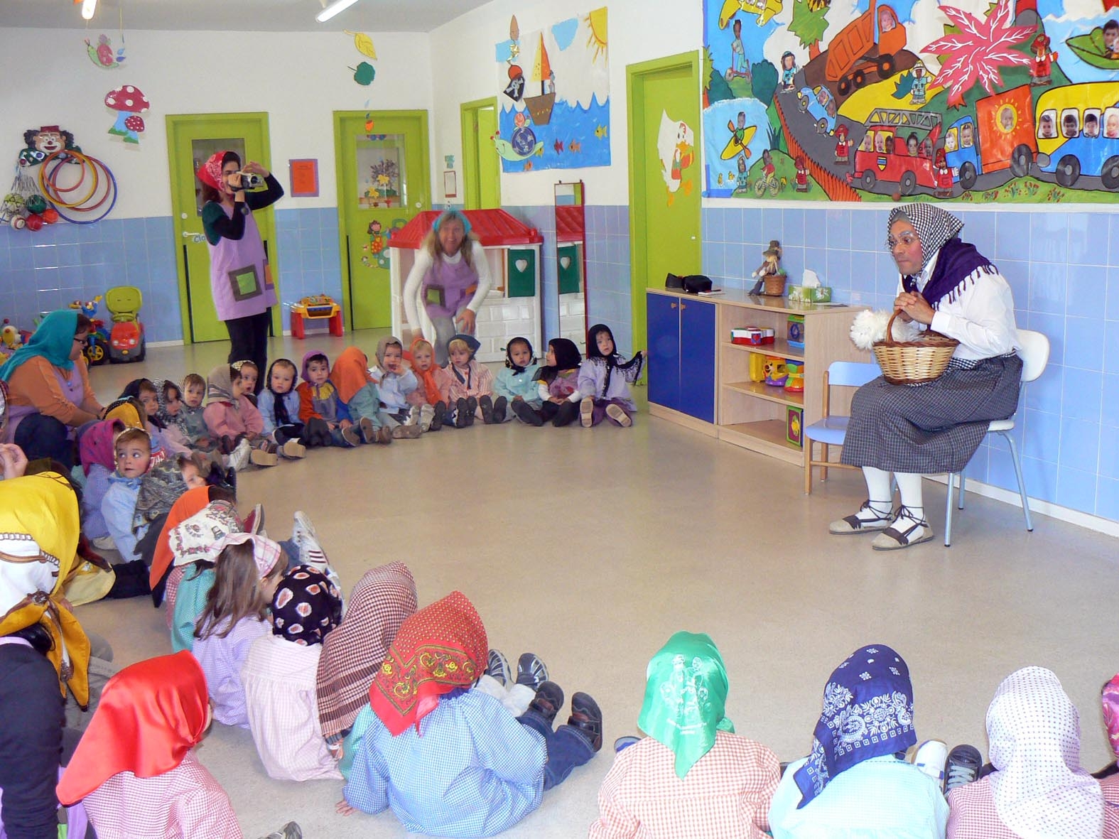 A la Llar d'Infants La Boireta van rebre la visita de la castanyera