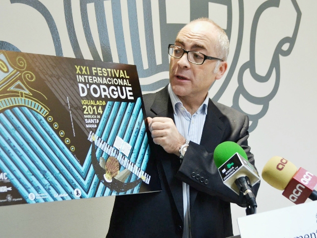 Josep Miserachs mostrant el cartell del Festival d'Orgue