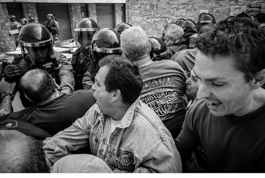 Els sesgueiolencs, davant l'embat policial FOTO: Stan de Zoysa