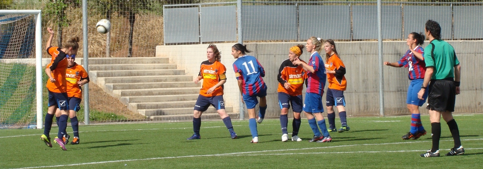 Les noies del CFI varen jugar amb la segona equipació taronja