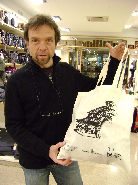 Salvador Vidal amb la bossa