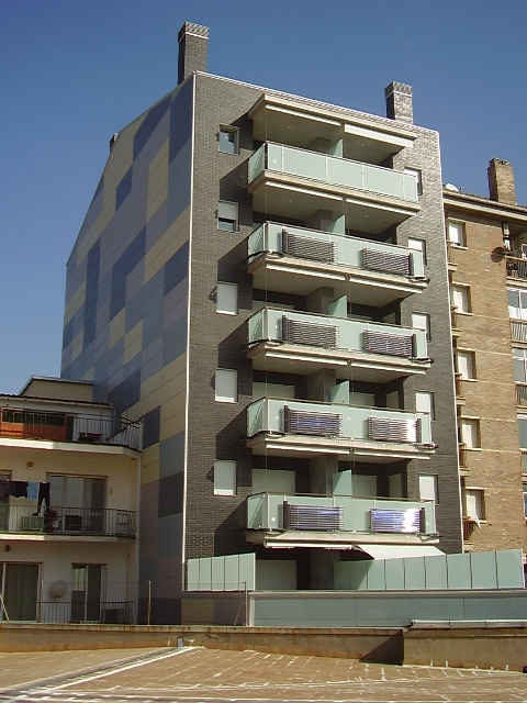 L'edifici, amb la vista dels plafons pluvials