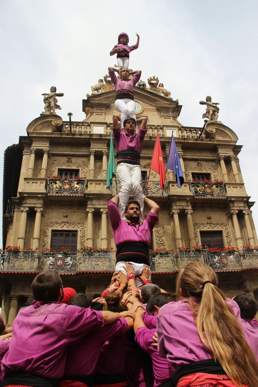 Pilar dels Moixiganguers a la plaça de l'Ajuntament d'Iruña