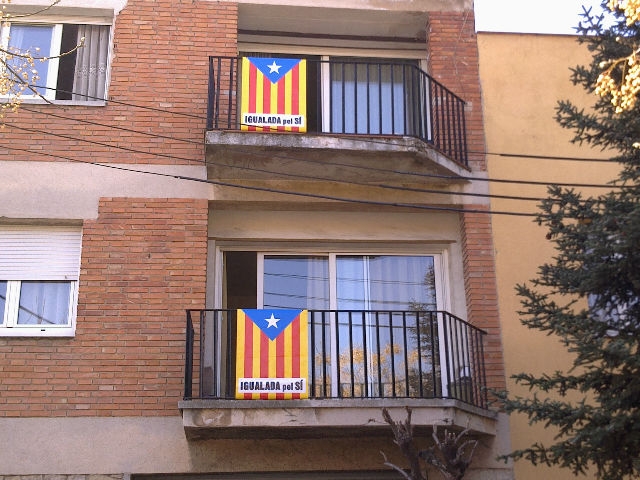 Lones amb l'estelada i el lema 'Igualada pel sí'