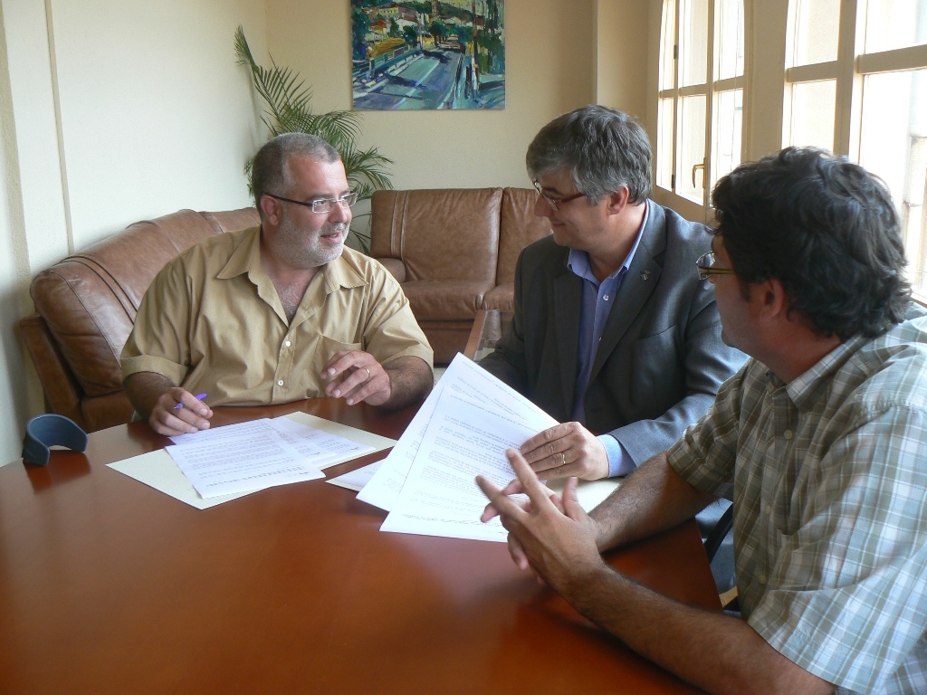 Signatura del conveni entre Xavier Boquete i Francisco Guisado