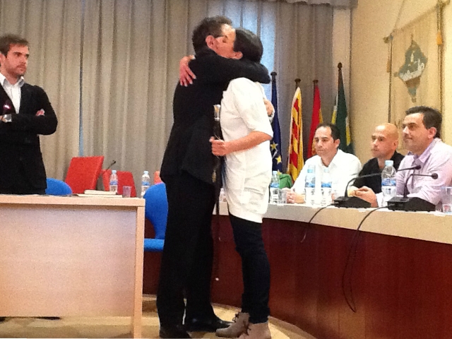 Abraçada de Joan Vich i Vanesa González, després de la investidura