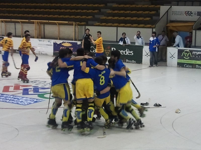 Els jugadors celebrant l'ascens en finalitzar el matx