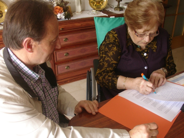 Marisa del Moral i l’alcalde de Pujalt Antoni de Solà en el moment de la signatura de la donació documental