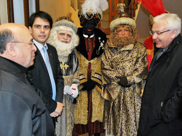 Els reis d'Orient amb l'alcalde d'Igualada, Marc Castells, i el conseller de Cultura, Ferran Mascarell el passat 5 de gener