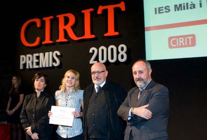 Jéssica Fernández rep el premi CIRIT de mans del conseller Huguet.