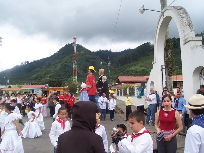 Els gegants de La Llacuna a Costa Rica, la trobada permet la tornada d'aquest intercanvi