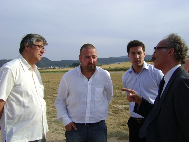 Joan Amatllé, redactor del projecte, i Marc bausili, gerent de l'aeròdrom, amb els alcaldes d'Òdena i Igualada