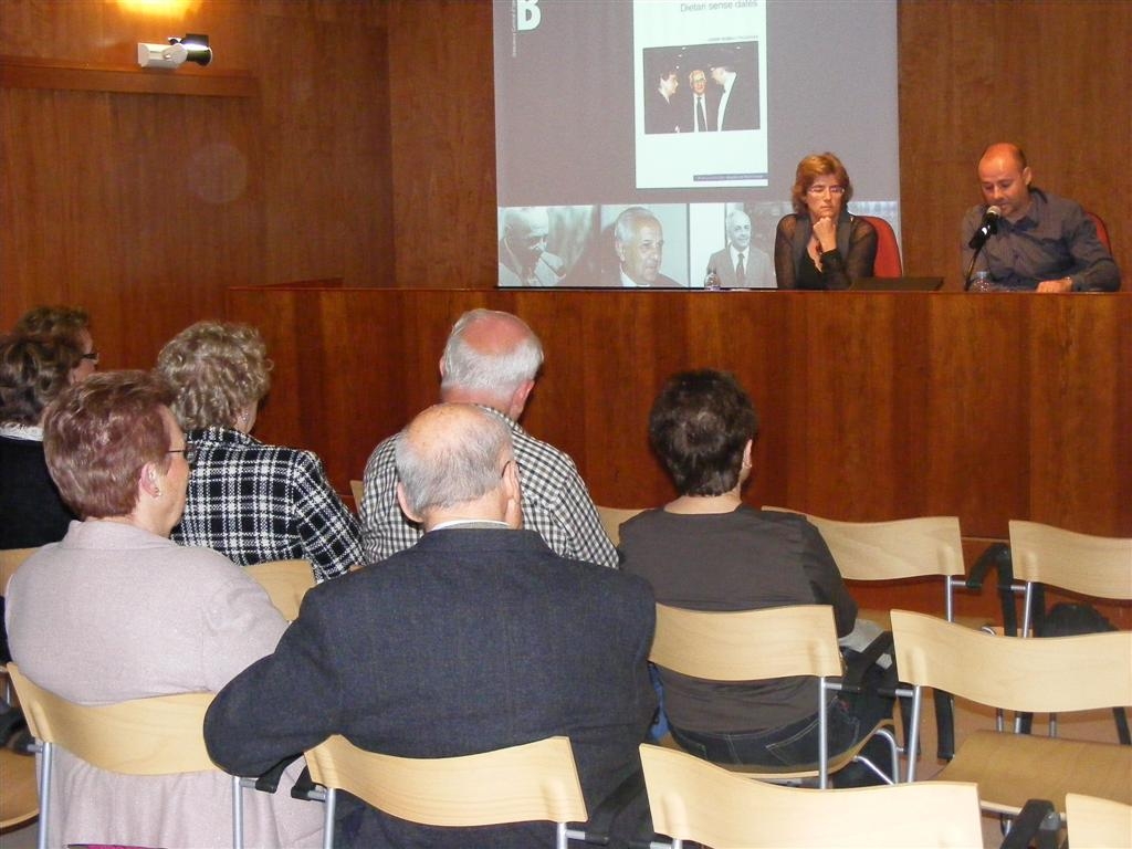 La regidora Maria Enrich i l'escriptor Joan Pinyol en la presentació