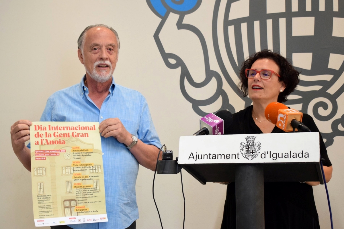 Enric Senserrich i Carme Riera, amb el programa d'actes
