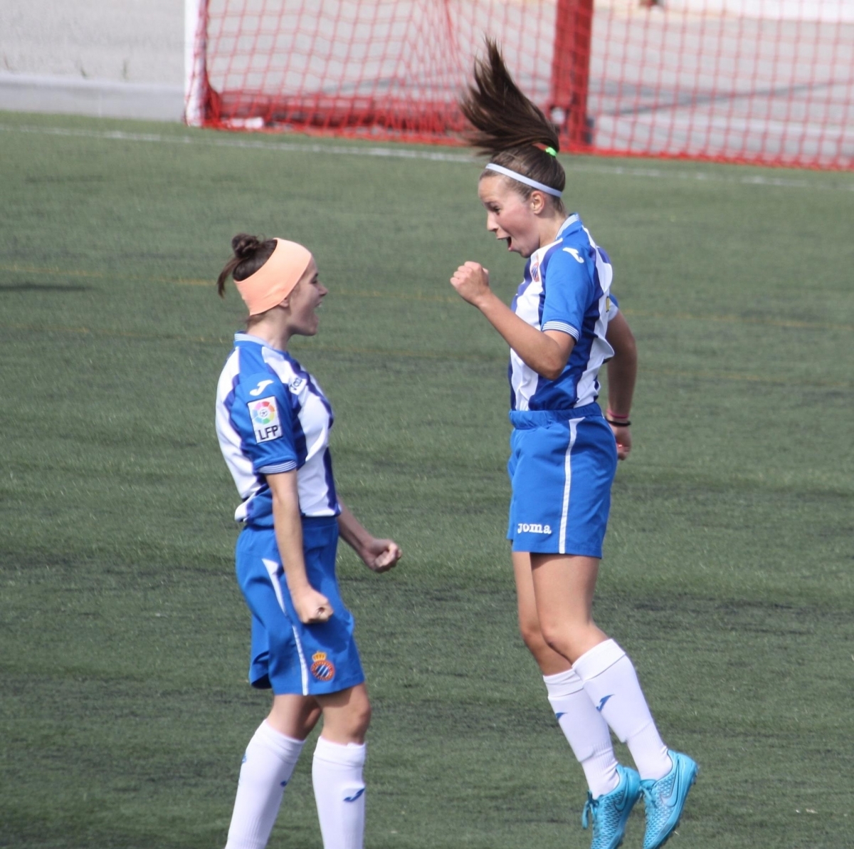 La Laura ocupa la posici&oacute; de migcampista al Juvenil 