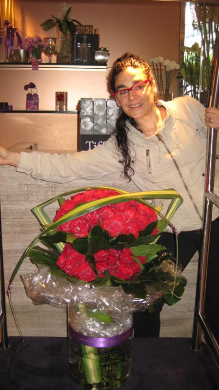 La Judit, amb un ram de 99 roses —és molt popular perquè '99' es pronuncia igual que 'per sempre'.