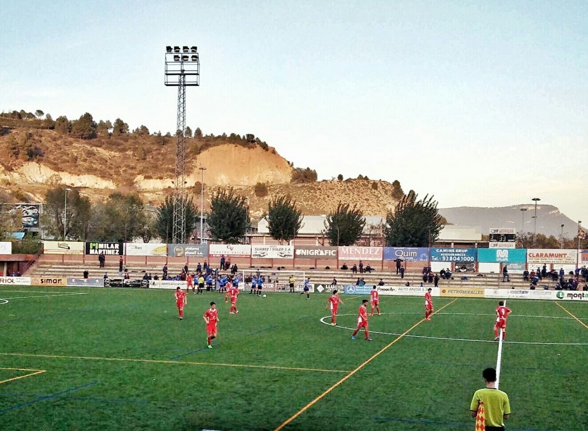 Moment de la celebració d'un gol igualadí ahir a Les Comes