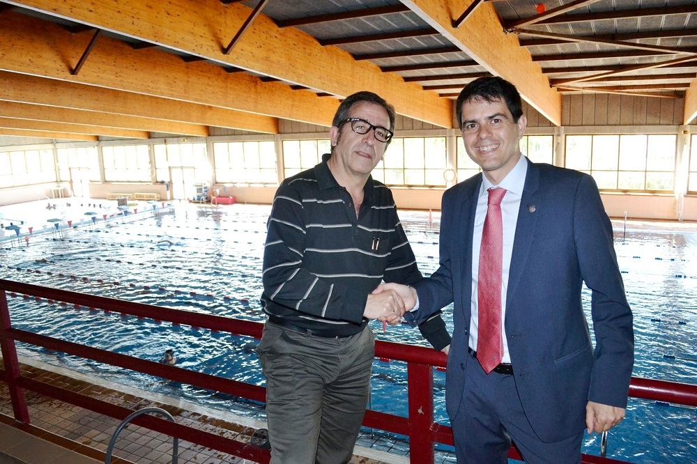 L'alcalde d'Òdena, Pep Solé, i el batlle d'Igualada, Marc Castells, escenifiquen l'acord a la piscina de Les Comes