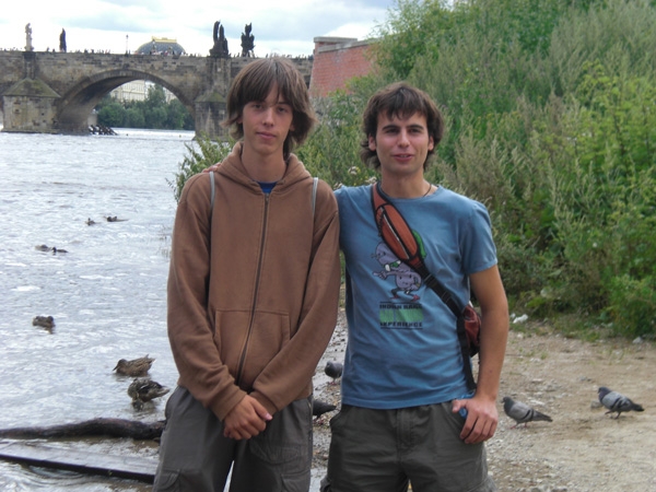 Pau Ortínez i Pere Vallès, amb el pont del rei Carles de Praga al fons