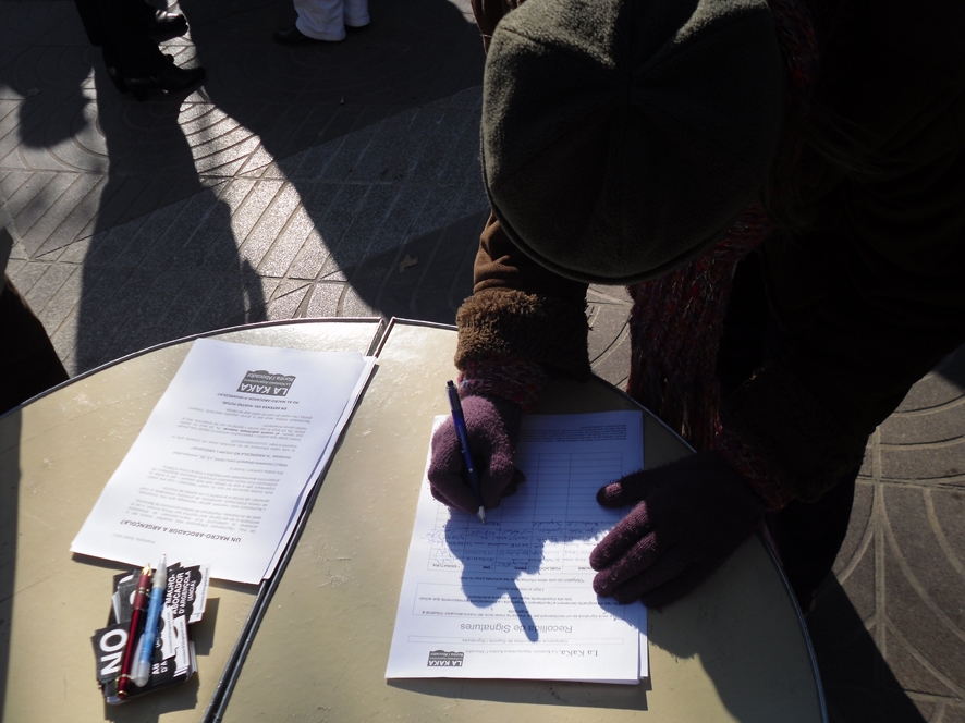 Recollida de signatures als Tres Tombs